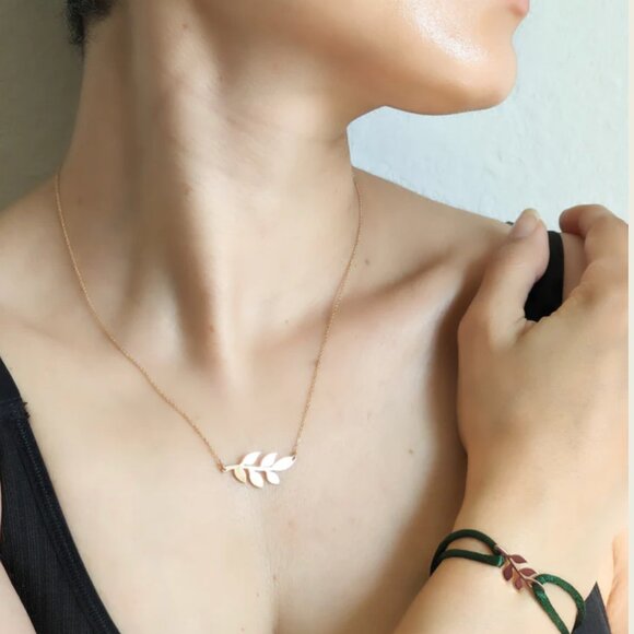 18k Yellow Gold Leaf Necklace - Picture 7 of 9